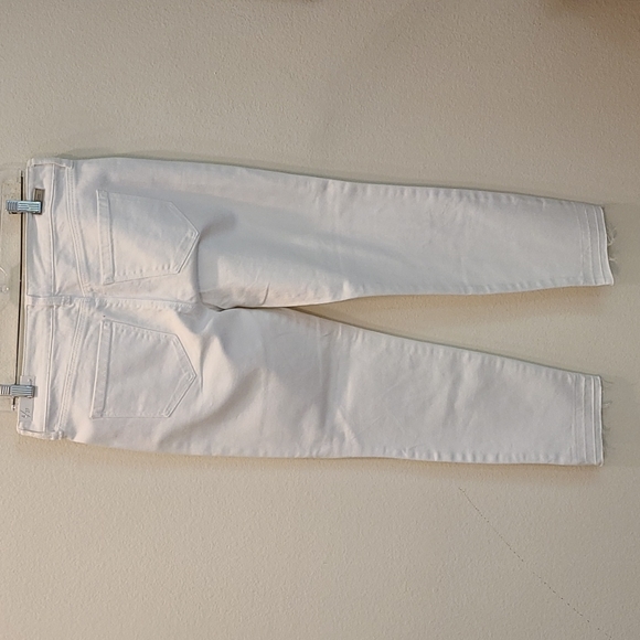 Liverpool Avery Crop in Atrium White with destruction - Picture 5 of 16